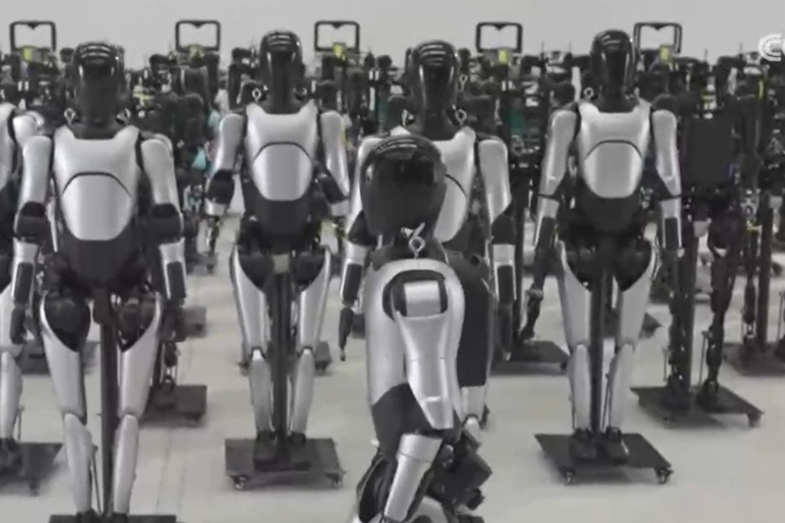 央视报道！揭秘im电竞机器人量产超级工厂